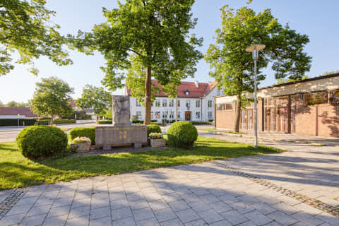 Gemeinde Emmerting Landkreis Altötting Dorfplatz Kriegerdenkmal Rathaus (Dirschl Johann) Deutschland AÖ
